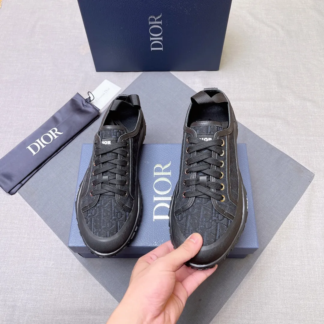 p480 Dior series low-top👟🔥[Dior] Dior's new casual men's shoes are launched in Hong Kong counters. Official website 1:1 production. Original Italian materials. Designed by European and American masters. Perfect shape to create counter quality. Solid color rubber wear-resistant outsole and classic dazzling head! Super versatile and very comfortable. High-end without losing taste, fashionable and novel! ! Absolute focus! Code number: 38-44, two colors available